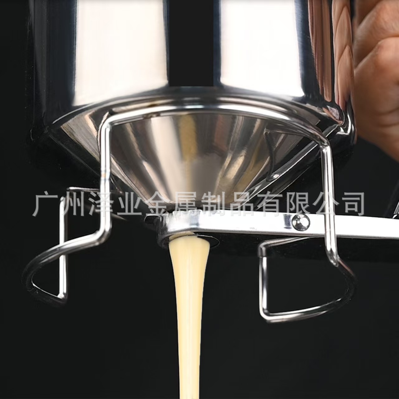 Cross-border 304 stainless steel manual batter separator, cake stirring separator, flour dispenser, batter funnel Application Scenario