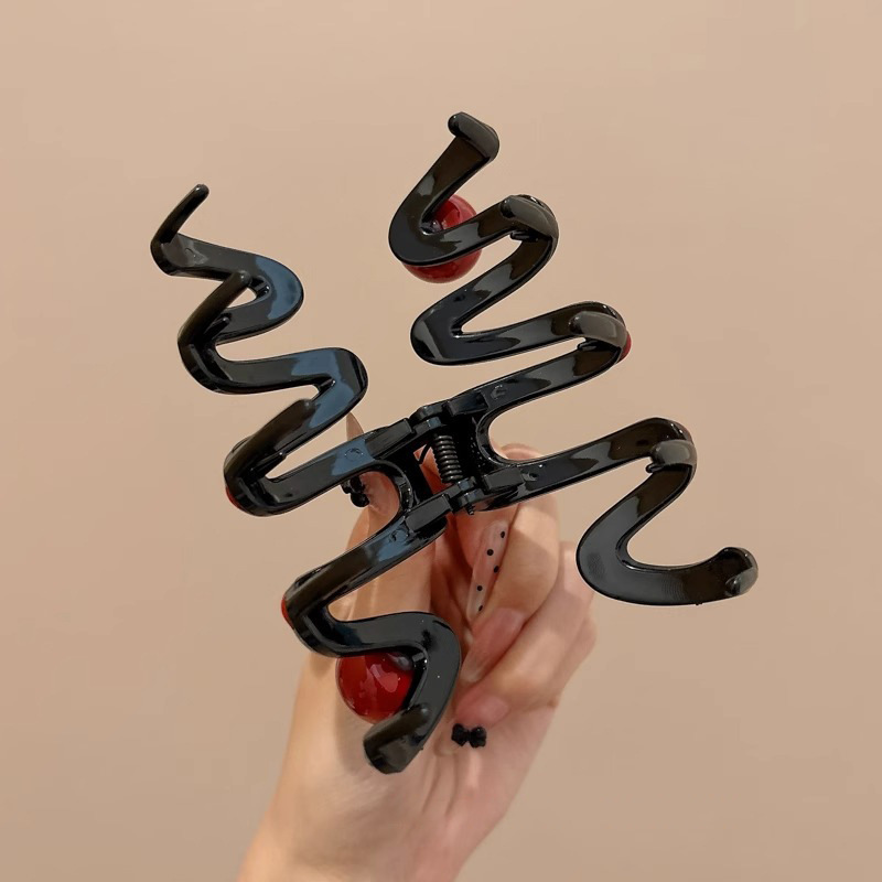 Red wavy pearl hair clip for women, high-end look, back of the head updo, shark clip headwear, hair clip, elegant hair clip Application Scenario