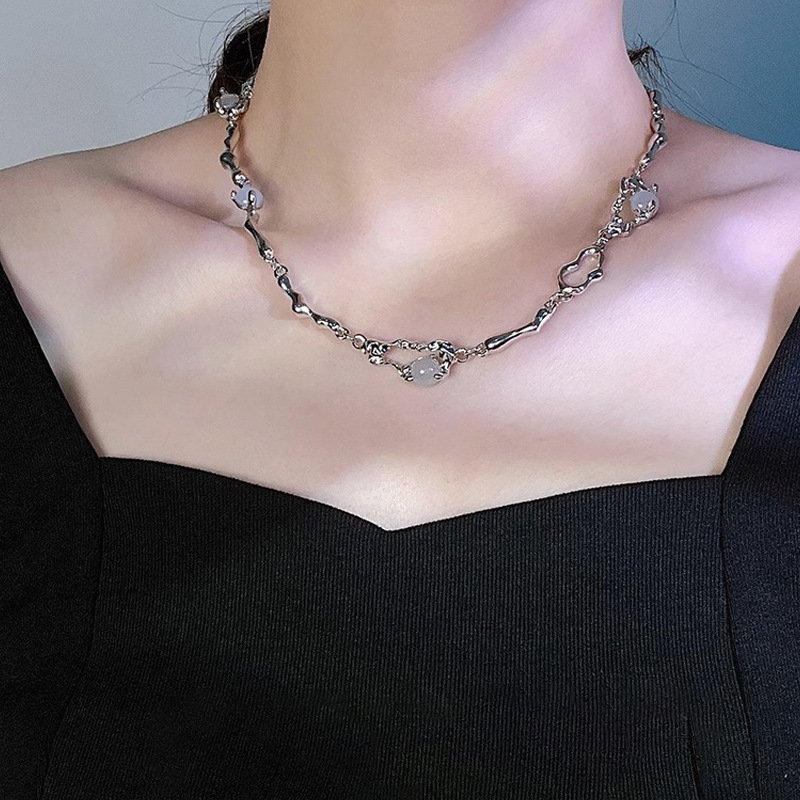 Niche design moonstone brooch necklace for women on Instagram, cold and cool style, sweet and hot girl collarbone chain 2023 new Application Scenario