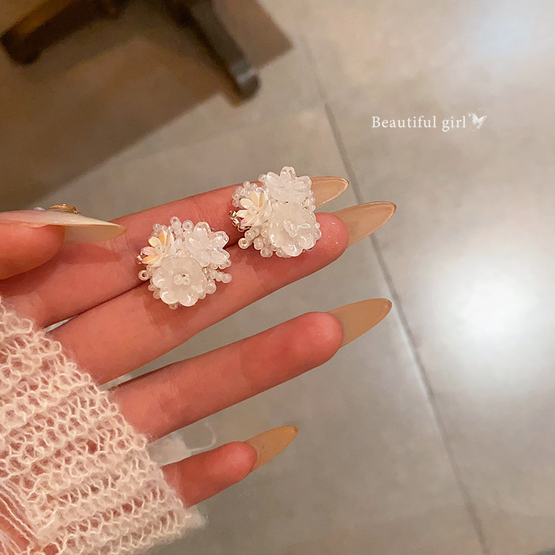In 2025, the best-selling fresh and sweet flower earrings, spring and summer country-style atmosphere earrings, and niche high-end earrings full figure