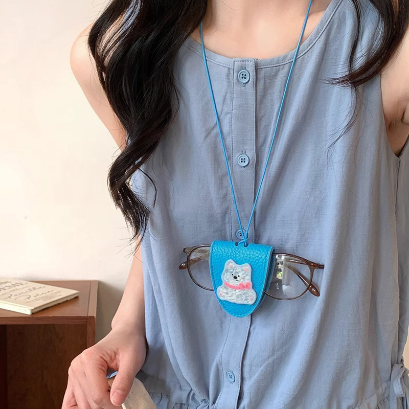 Dopamine neck magnetic leather necklace, women's niche design sense color palette, eyeglass clip, sunglasses clip, lanyard accessory Application Scenario