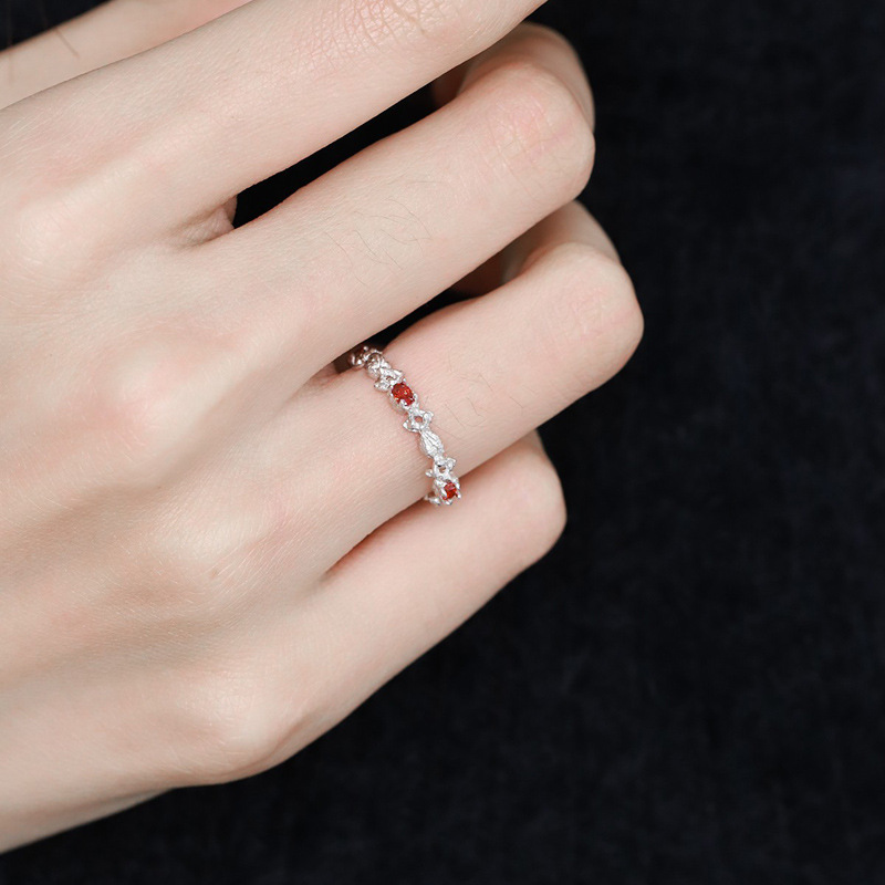 A niche design with a sweet and cool style, this red zircon open-top ring exudes a feminine, light luxury and high-end feel. It is an exquisite and versatile food ring details Picture