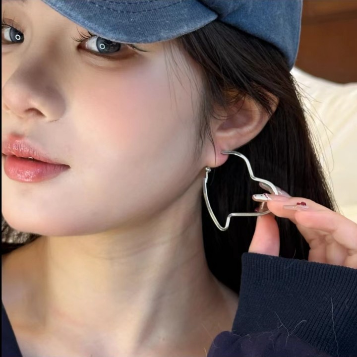 Irregular silver heart-shaped ear loops, 2025 new trendy and cool style ear studs and ear buckles, exaggerated and elegant earrings Specification drawing