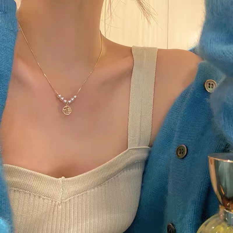 The "Fu" character pearl necklace is a light luxury and niche design for women. It features a sweater chain and collarbone chain. The new 2023 neckchain is exquisite full figure