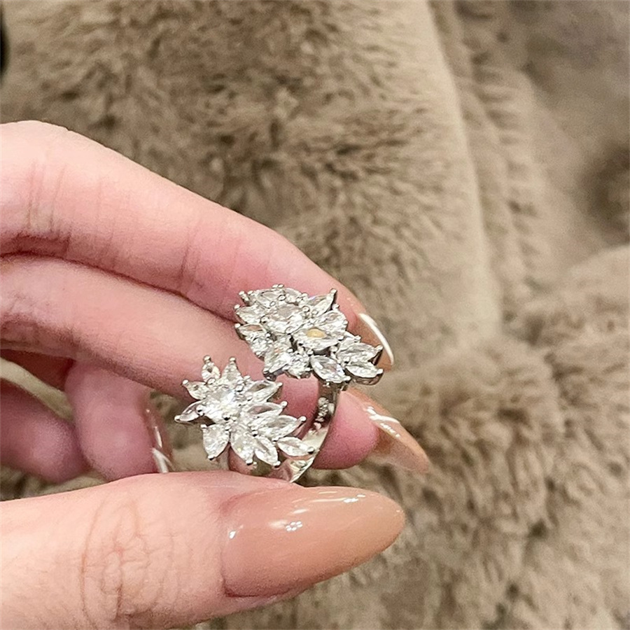 French retro flower-patterned zircon ring for women, a niche, light luxury and high-end index finger ring. Versatile and adjustable ring full figure