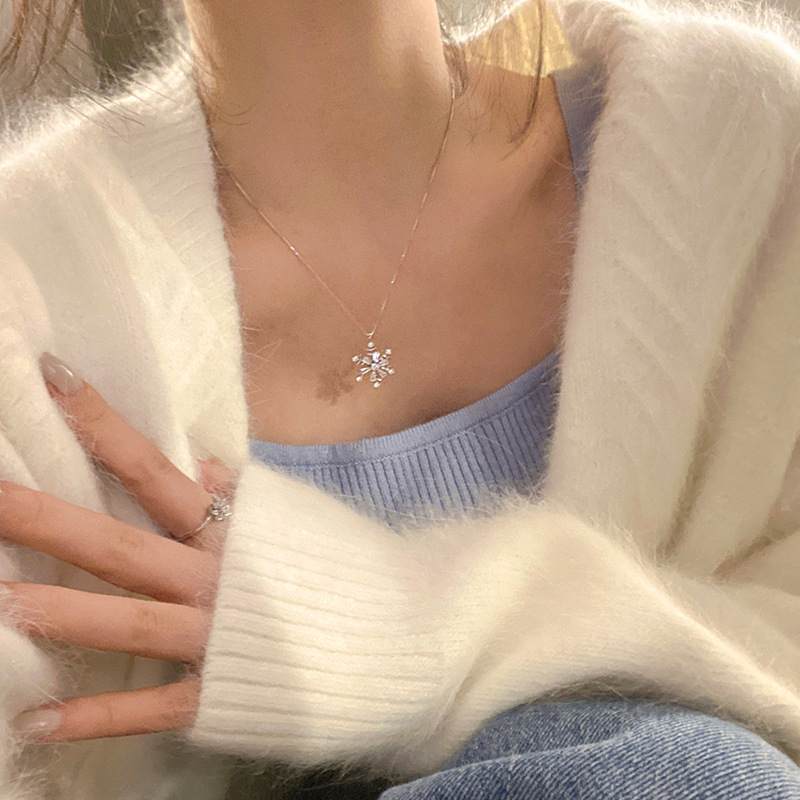 A niche design sense, rotatable snowflake necklace, women's light luxury, fashionable and versatile collarbone chain, autumn and winter sweater chain full figure