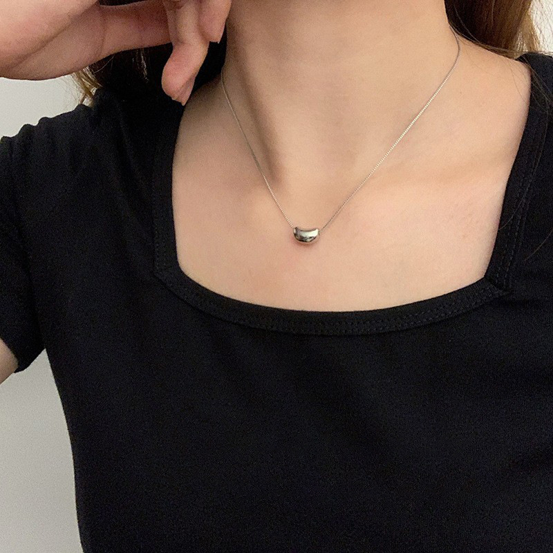 The golden bean necklace with a sense of design, a women's collarbone chain, is light luxury, niche, fashionable and elegant, simple and versatile. It is a neck chain accessory Specification drawing
