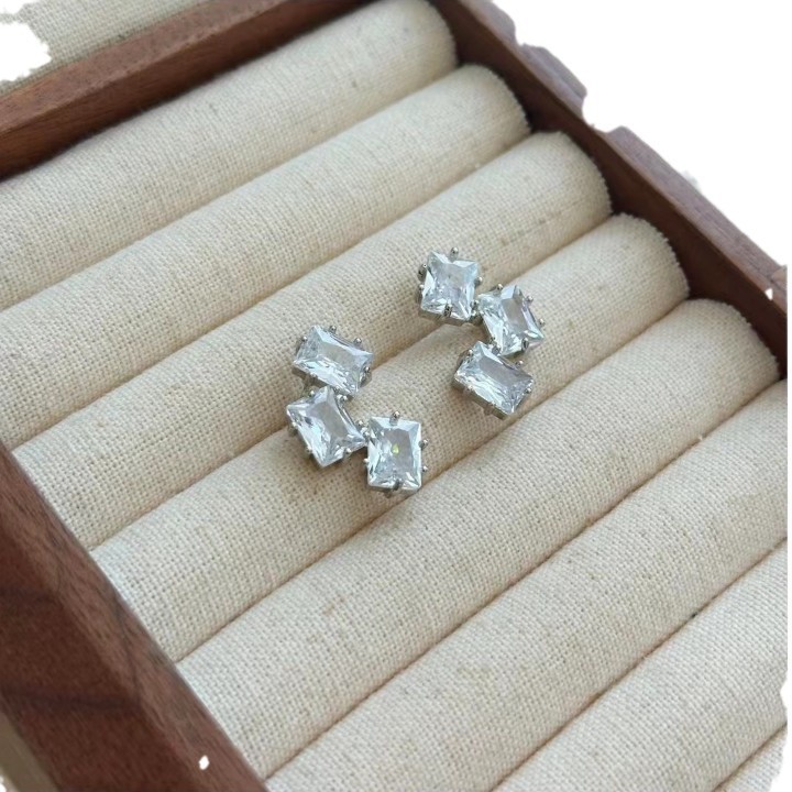 This is a minimalist and niche design from Europe and America, with exaggerated ins zirconium-inlaid super glittering square opal stones. It's the same style of sugar stud earrings and earrings as the blogger Item Picture