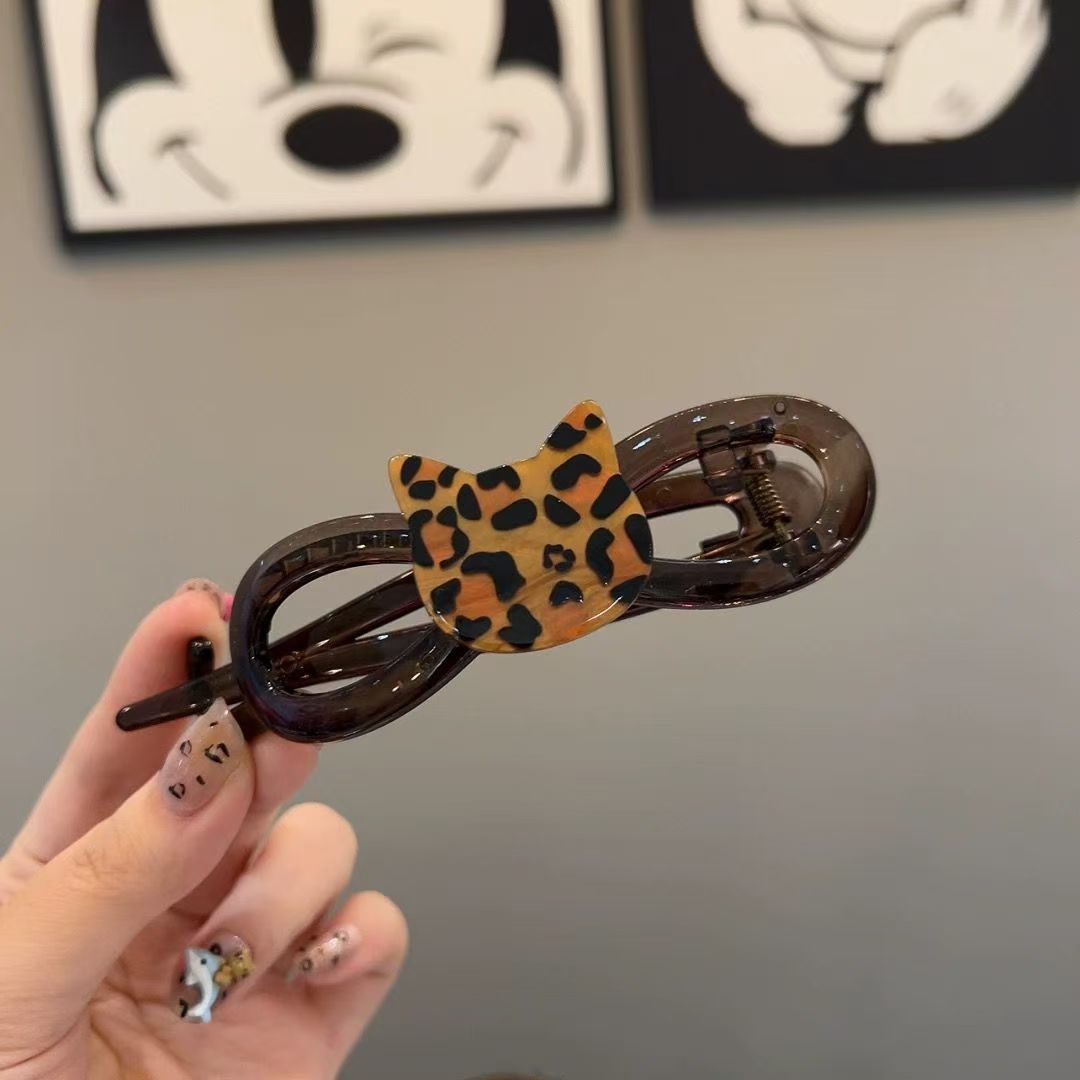 Cute and adorable leopard-print cat twist clip with a high-end look, a one-line scratch-off on the back of the head for women's updo headwear Application Scenario