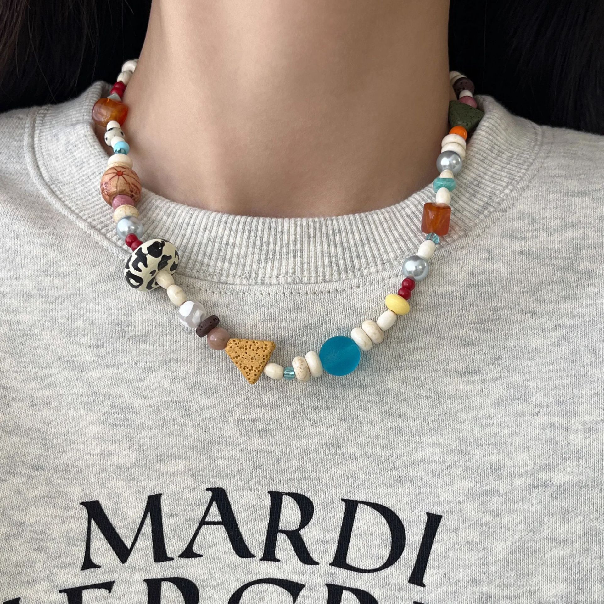 French retro spring/summer color vintage oil painting women's retro stone bead necklace, women's handcrafted rice bead collarbone chain Specification drawing