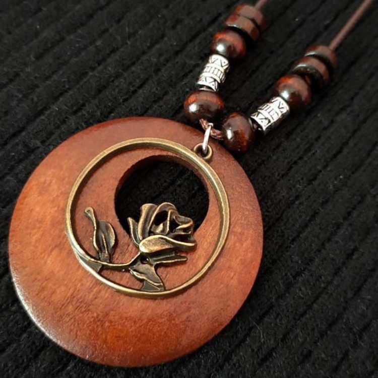 Retro aged hollowed-out leaf pendant necklace, ethnic style niche collarbone chain, ancient style individual temperament sweater chain details Picture