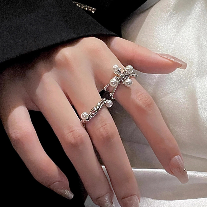 The 2023 new retro French pearl ring features a niche design, fashionable and individualistic index finger ring with an open opening and a high-end feel Application Scenario
