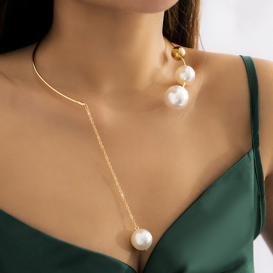 Simple geometric shape, unique round bead collarbone chain, niche design, open collar, European and American cold style imitation pearl necklace details Picture