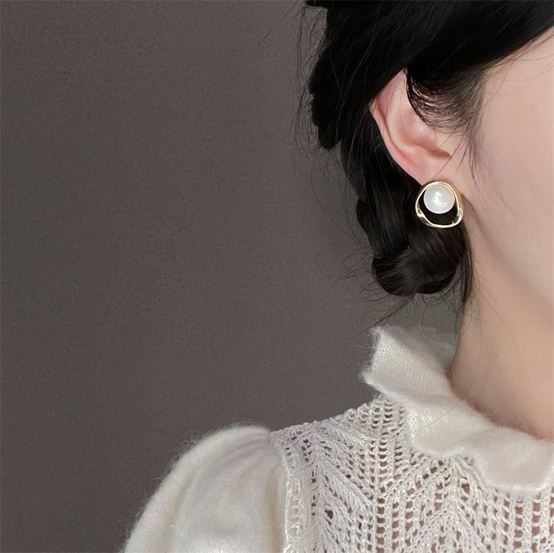 Simple geometric pearl stud earrings for women, light luxury, high-end, niche design sense earrings, French retro, versatile earrings Application Scenario