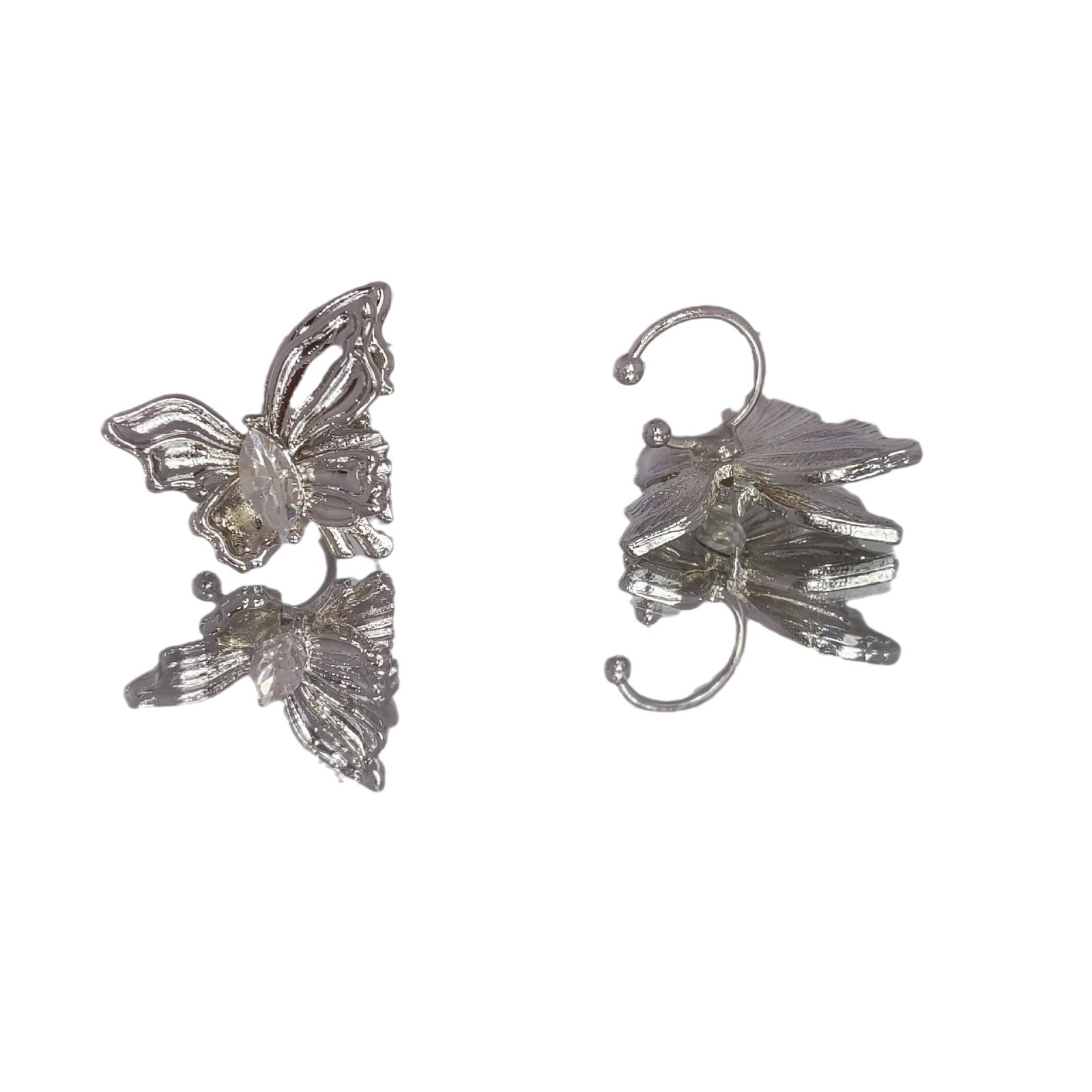 This niche design features a stylish zircon butterfly ear clip that exudes a light luxury and high-end feel. It is a fashionable and popular accessory without any ear holes Item Picture