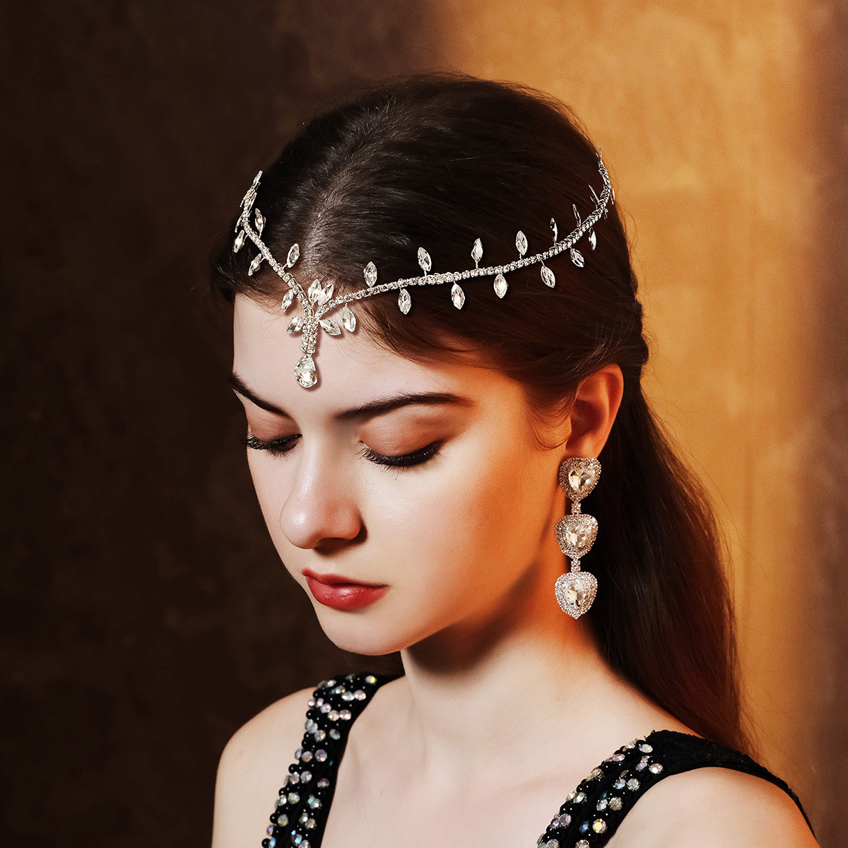 New European and American bridal headwear, rhinestone forehead ornaments, hair chains, wedding ball party accessories, ethnic-style forehead chains and hair bands full figure