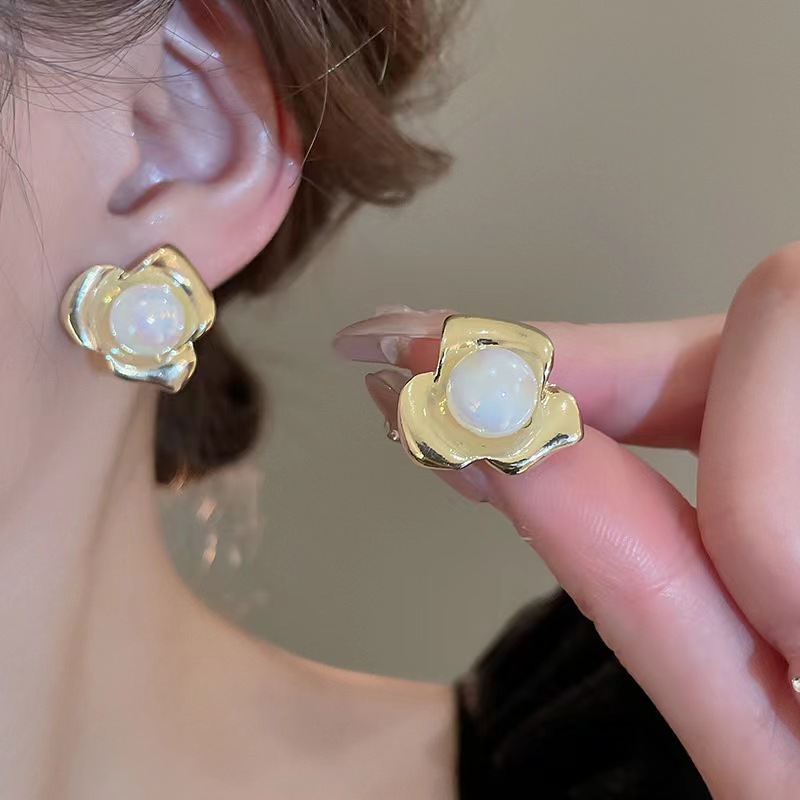 Metal flower mermaid pearl earrings, a niche and high-end style, elegant stud earrings, French fashion, individuality and versatile earrings details Picture