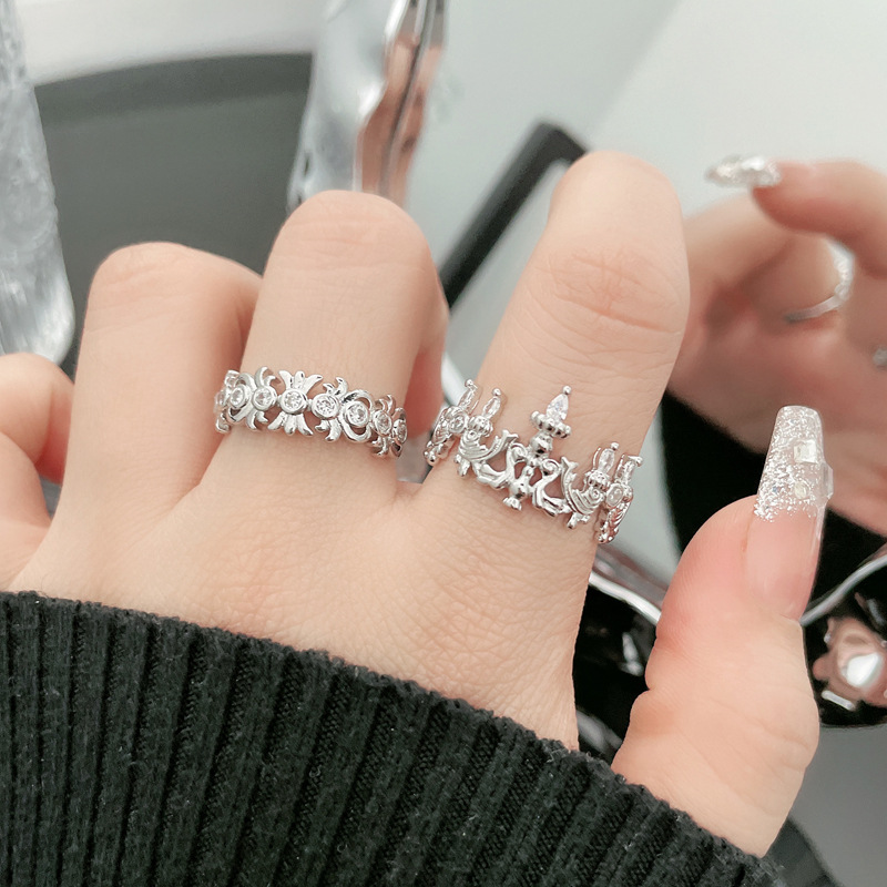 The ring is a delicate and niche design for women, with a cold style and a sense of high-end luxury. It is versatile and suitable for couples, featuring an irregular and fashionable style details Picture