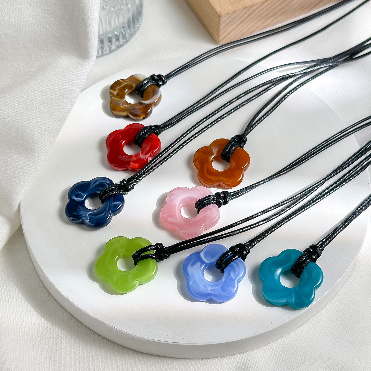 European and American cross-border jewelry, sweet and cool style, niche design sense, flower necklace, wax thread adjustable, simple floral necklace details Picture