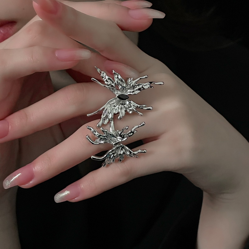 Unique butterfly-shaped black zircon ring, a trendy and niche designer for women on Instagram, a high-end Internet celebrity's cold style index finger ring full figure