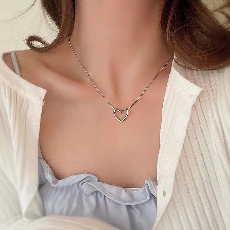 A minimalist and niche design accessory pendant for students, a new trendy collarbone chain necklace for women in 2023 full figure