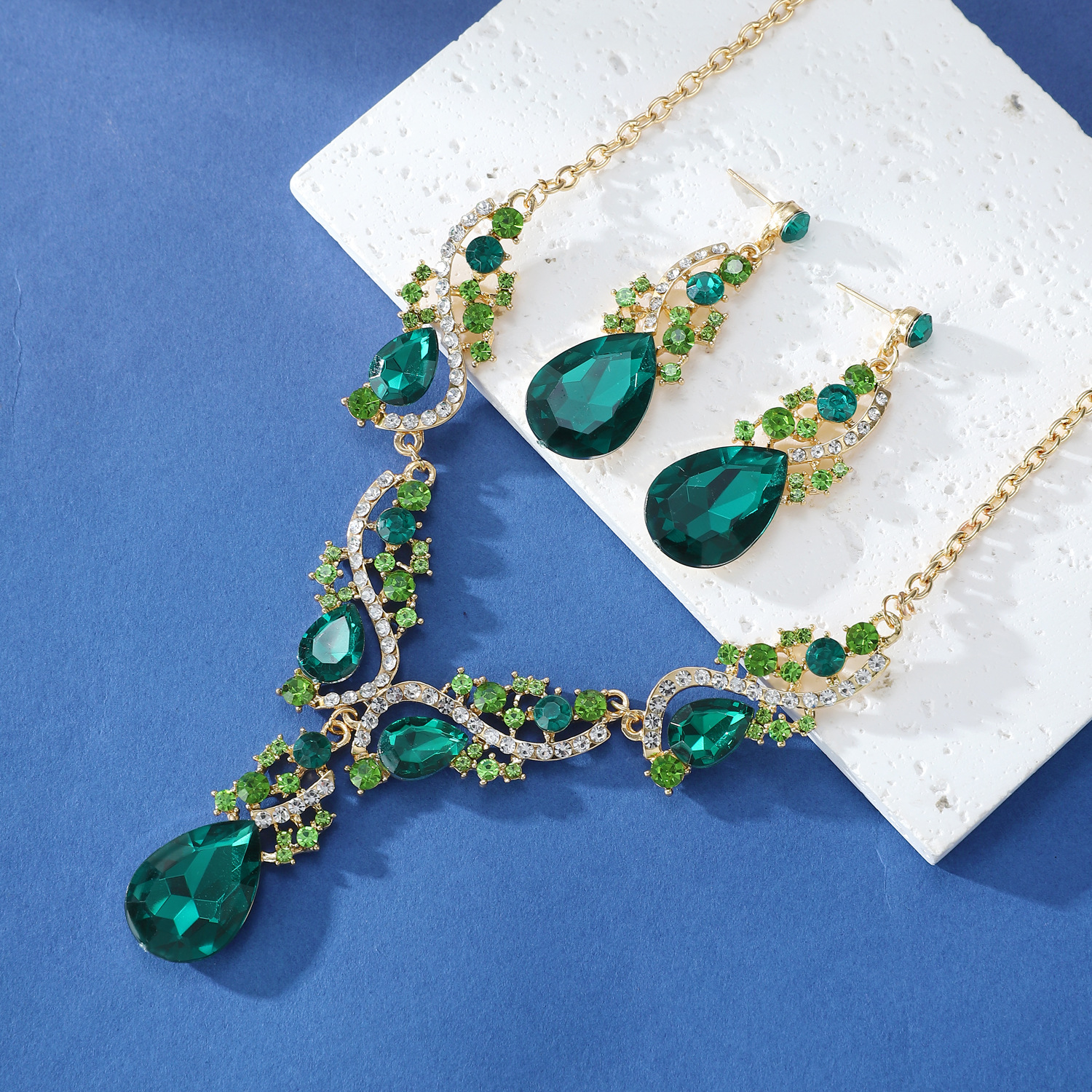 European and American exaggerated banquet emerald necklace stud set, women's high-end retro jewelry for cross-border foreign trade Specification drawing
