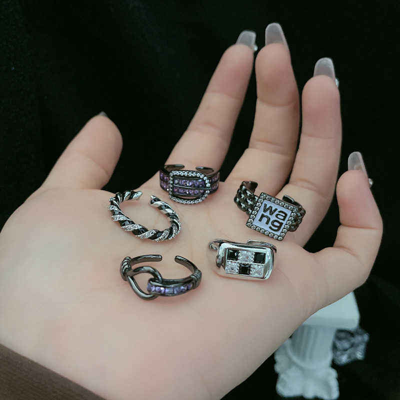 The ring is a light luxury purple diamond belt buckle with a checkerboard pattern, exuding a sense of high-end fashion and versatility. It's a niche and cute girl's sweet and cool personality ring Specification drawing
