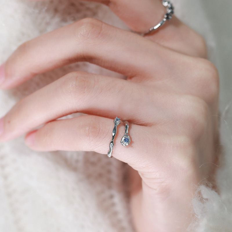The ring is a niche design for women, featuring a cool and sophisticated style on Instagram. It is made of sea blue zircon and is simple, individual and versatile. It is an open-top food ring Specification drawing