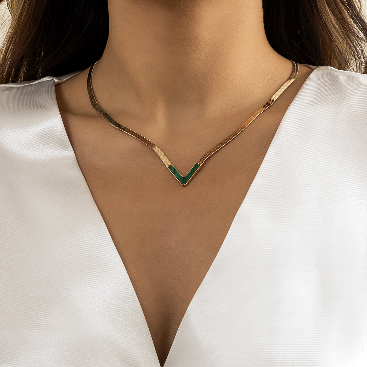 European and American cross-border jewelry hip-hop metal street style snake bone necklace, cold and simple style, geometric V-shaped necklace for women Specification drawing