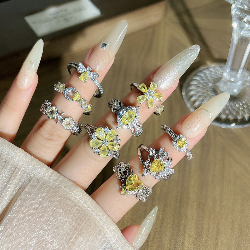 A brilliant yellow flower French light luxury antique style yellow diamond flower geometric micro-inlaid ring, an exquisite and niche cold style ring full figure