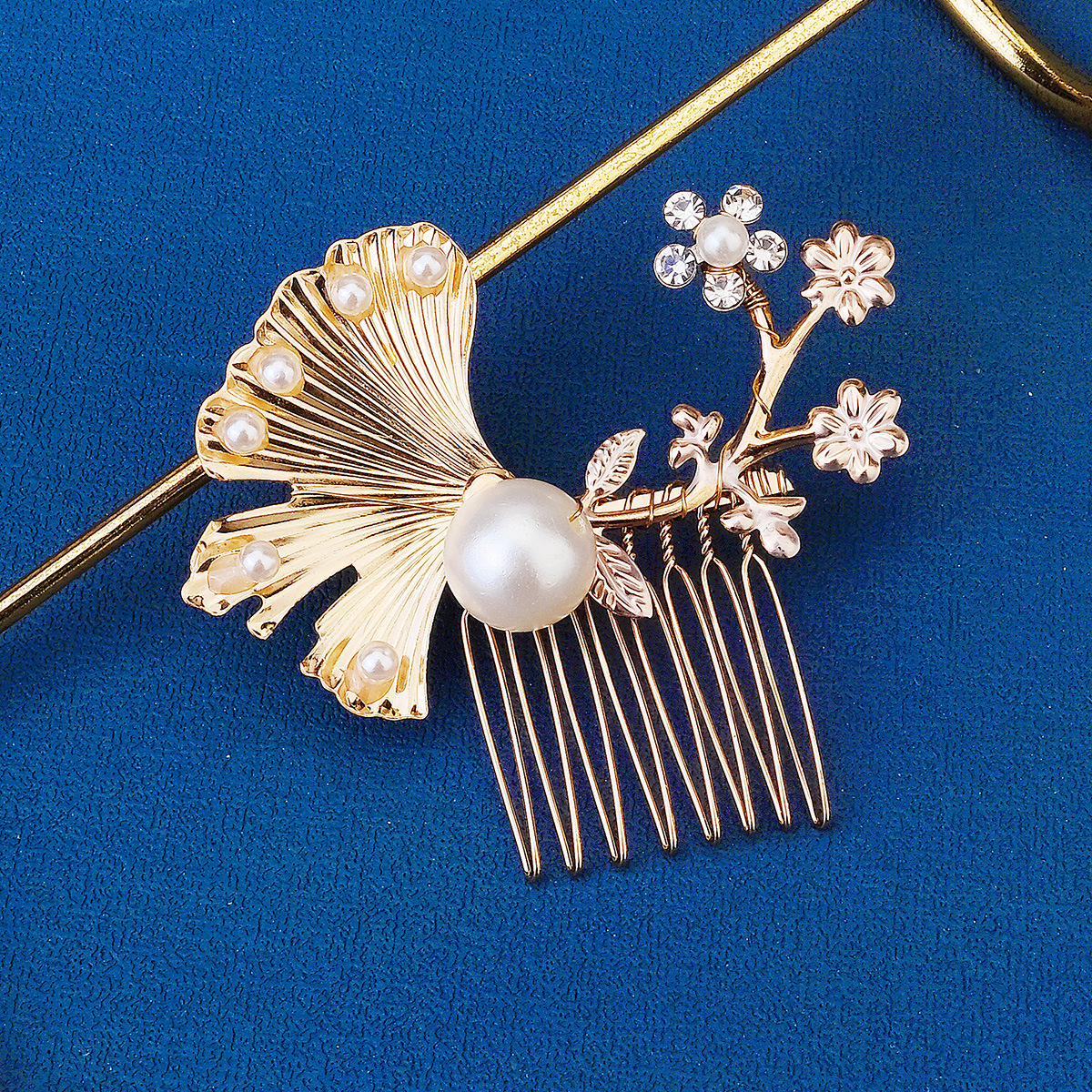 New Chinese-style bride's headwear, golden alloy insert comb, Xiuhe dress, retro forest-themed beautiful hair accessory, pearl coil, hair comb details Picture