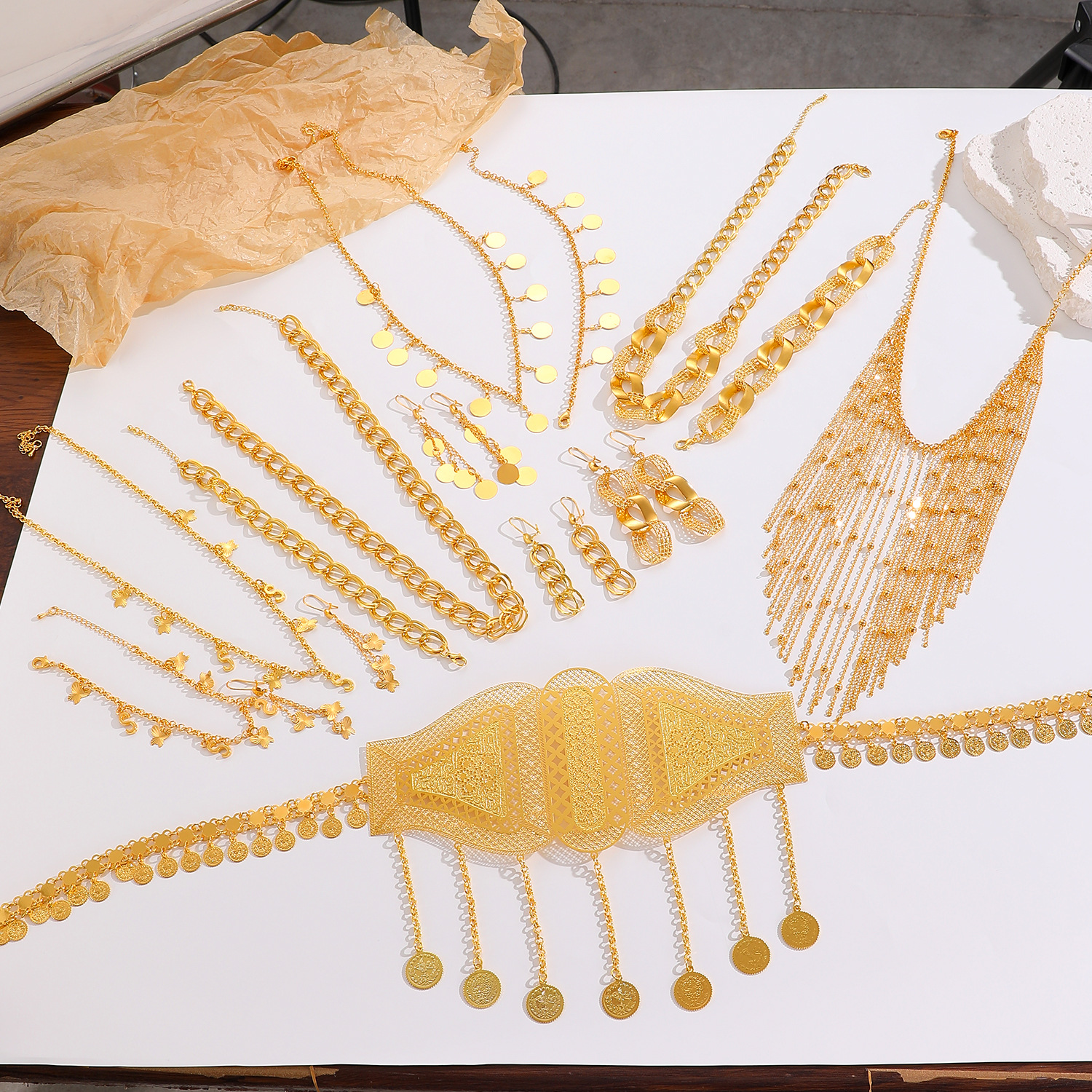 Hollowed-out tassel design, fashionable waist chain, golden belt, waist accessory, Middle East Dubai wedding jewelry set details Picture