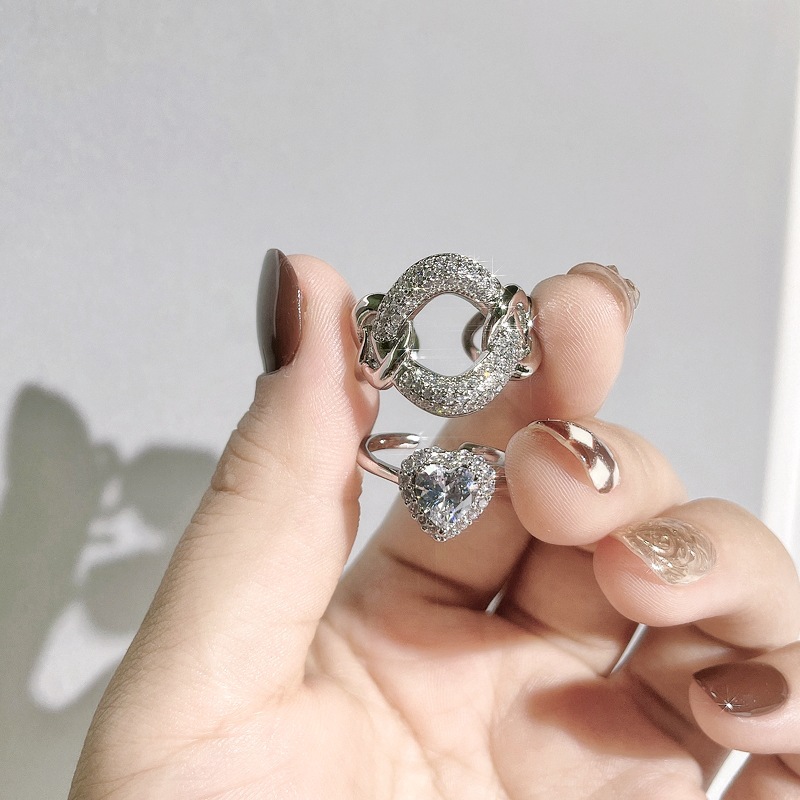 European and American full-diamond hollowed-out chain opening ring, a fashionable and niche heart-shaped geometric index finger ring for women on Instagram Application Scenario