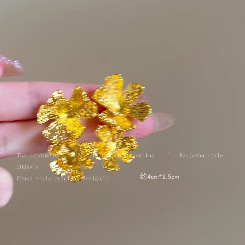 "Flowers bloom and prosperity ~ Retro and unique golden flower earrings, gentle and elegant, niche stud earrings, simple and Instagram influencer earrings. details Picture