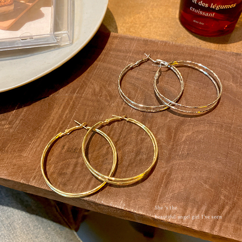 The exaggerated circle earrings from Europe and America are a trendy bestseller for women in 2024. They exude a sense of high-end sophistication and are double-layered and versatile ear rings, making them a stylish and popular earpiece full figure