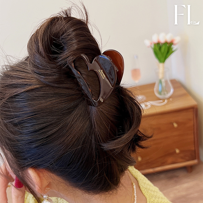 Korean chocolate-colored acetate hair clips for women, high-end and exquisite summer acetate hair clips, back of the head updo shark clip Application Scenario