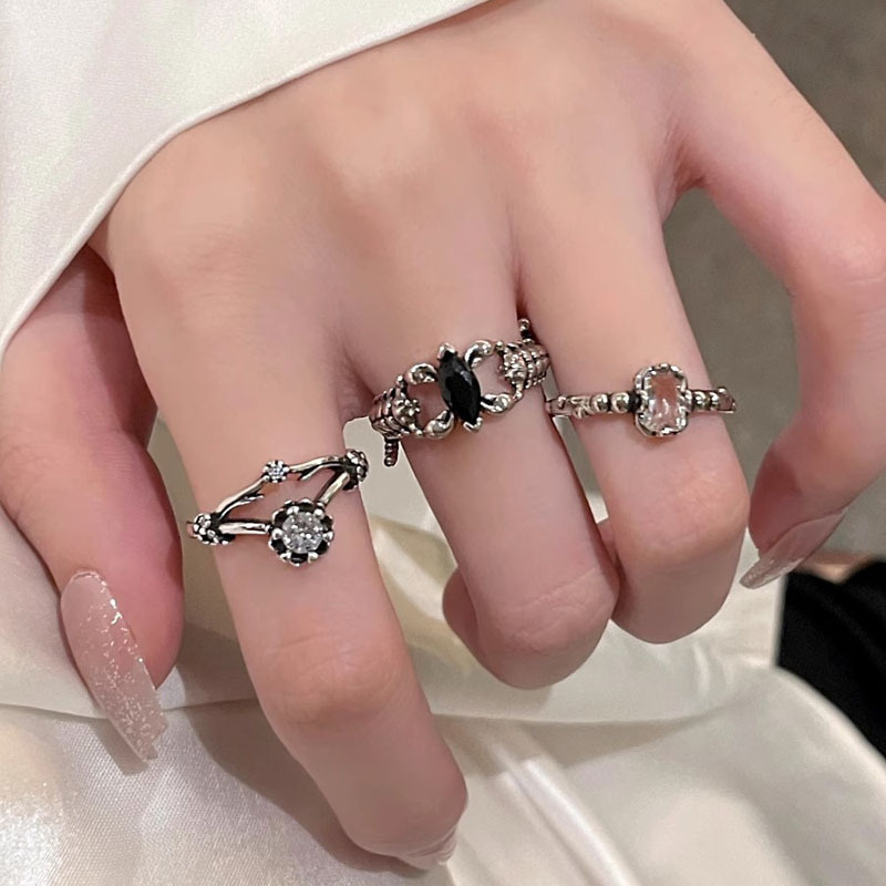 French retro, simple and individual ring, a light luxury and niche design for women, versatile and fashionable. The opening is adjustable and the ring is aged full figure