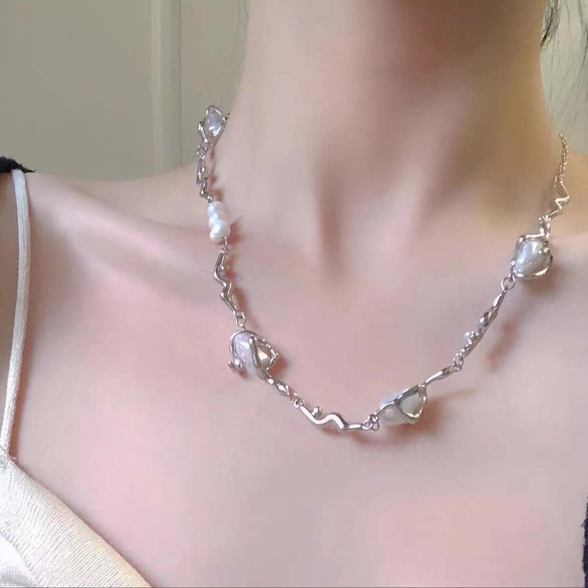 Personalized, irregular-shaped pearl necklace on Instagram, cold style, Baroque heart patchwork, hot girl collarbone chain, trendy and cool Application Scenario