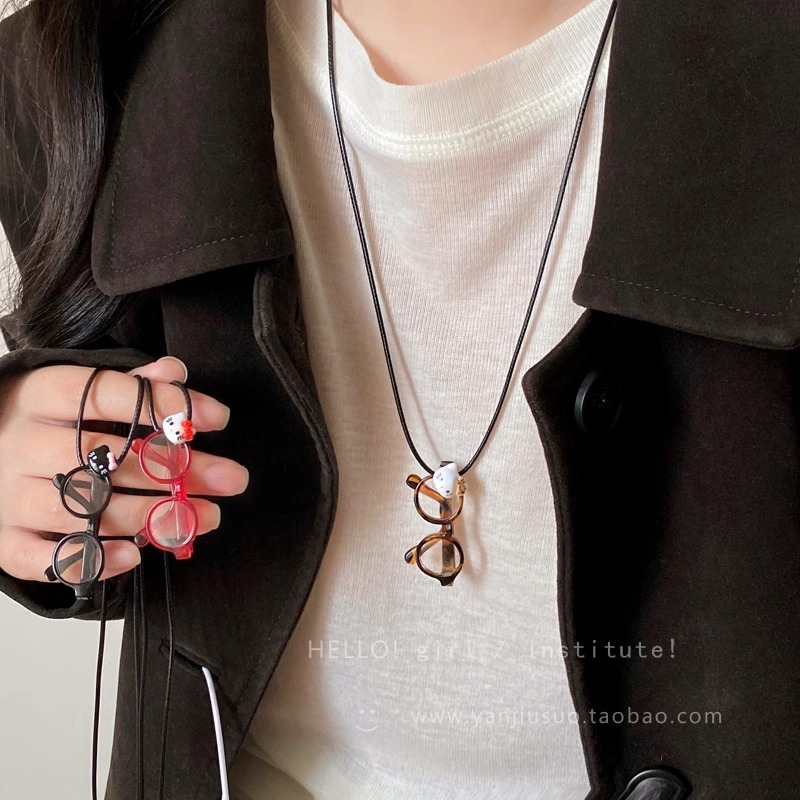 Cute cat glasses pendant necklace, simple, fashionable and versatile female cartoon, dopamine collarbone chain neck accessory full figure