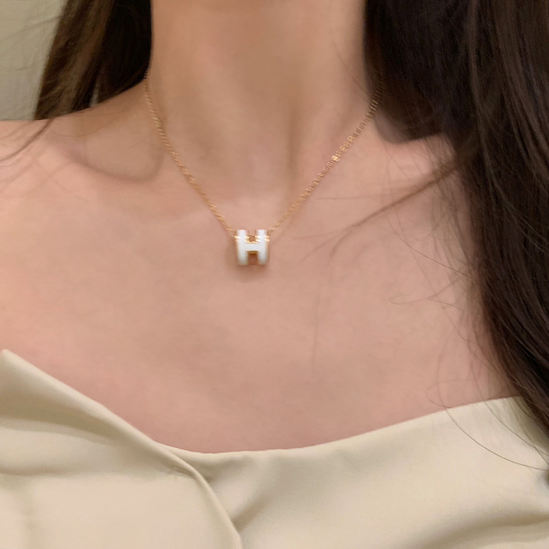 A light luxury H-letter pendant necklace with a French niche design for women, a versatile collarbone chain for summer, and an ins style full figure