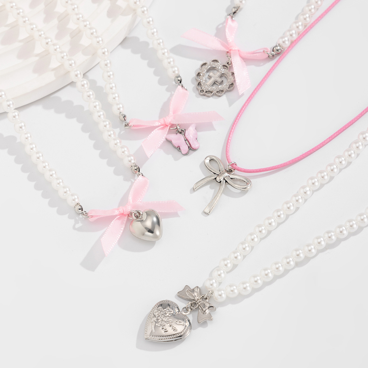 European and American cross-border jewelry, sweet style heart-shaped alloy pendant necklace, cute pearl beaded collarbone chain, multiple layers Application Scenario