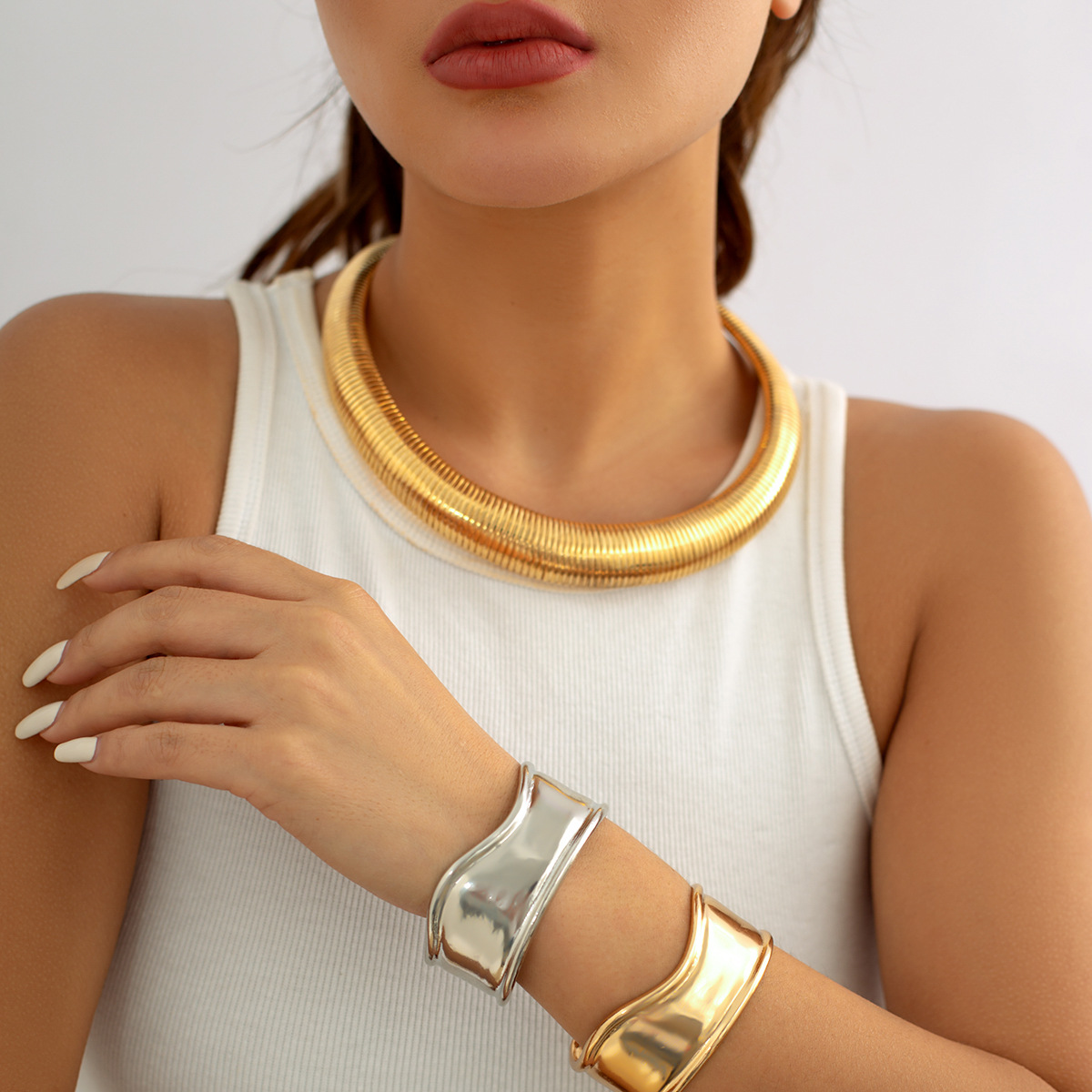 European and American cross-border jewelry geometric metal fashion bracelet bracelet exaggerated snake bone line African collar Application Scenario