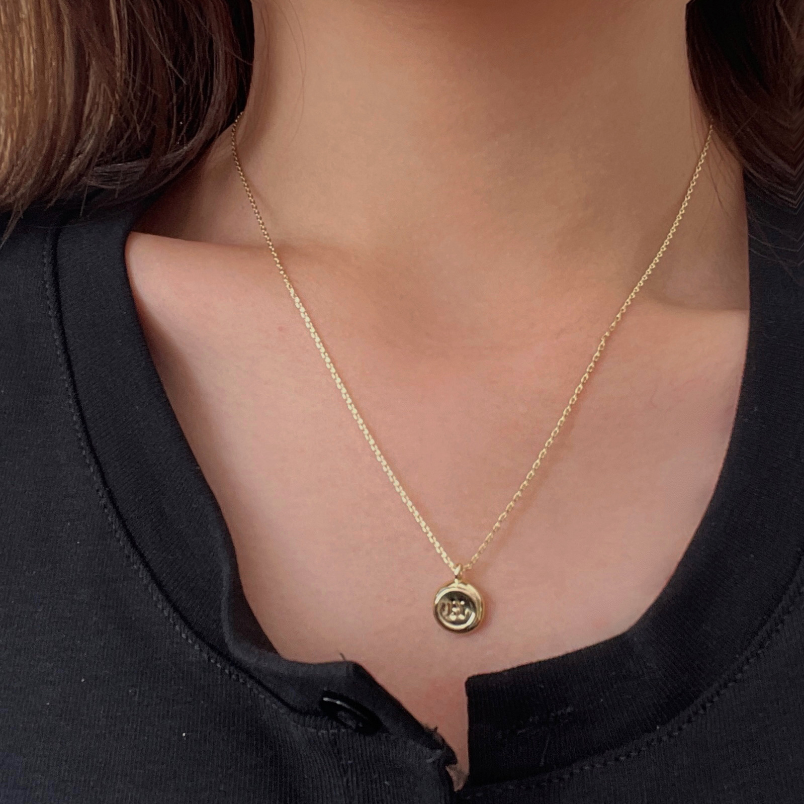 This niche design round pendant letter necklace exudes a simple and elegant feminine charm. The collarbone chain is fashionable and versatile, with exquisite accessories details Picture
