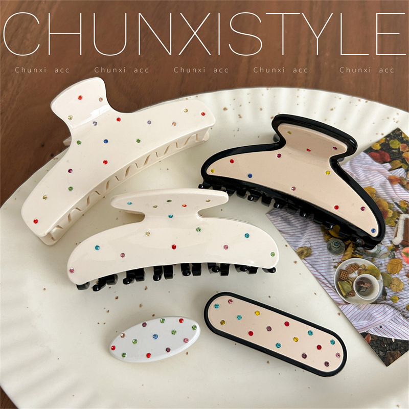 A new polka dot hair clip headwear featuring a sweet and cute Korean color diamond scratch-clip on the back of a woman's head and a stylish shark clip Specification drawing