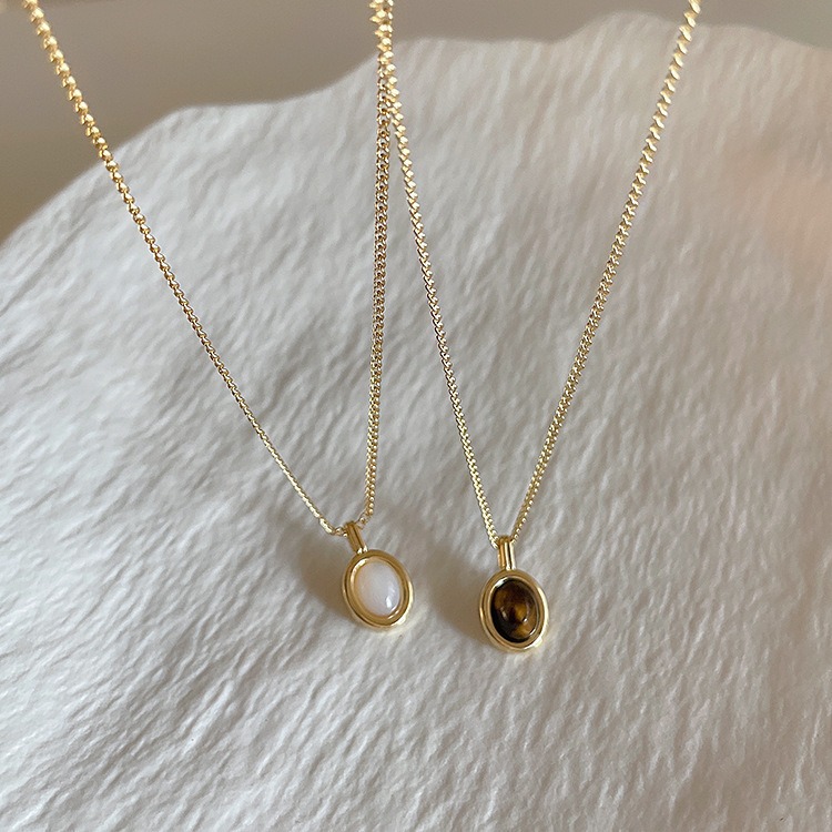 The shell cat's eye stone pendant necklace is a unique, simple and versatile design for women. It is a stylish necklace and collarbone chain Application Scenario
