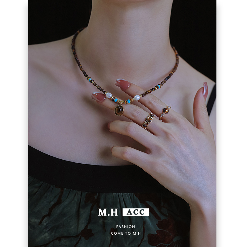 Maillard's niche design retro tiger's eye pendant necklace for women is elegant and versatile, with a light luxury and high-end feel. It's a collarbone chain details Picture