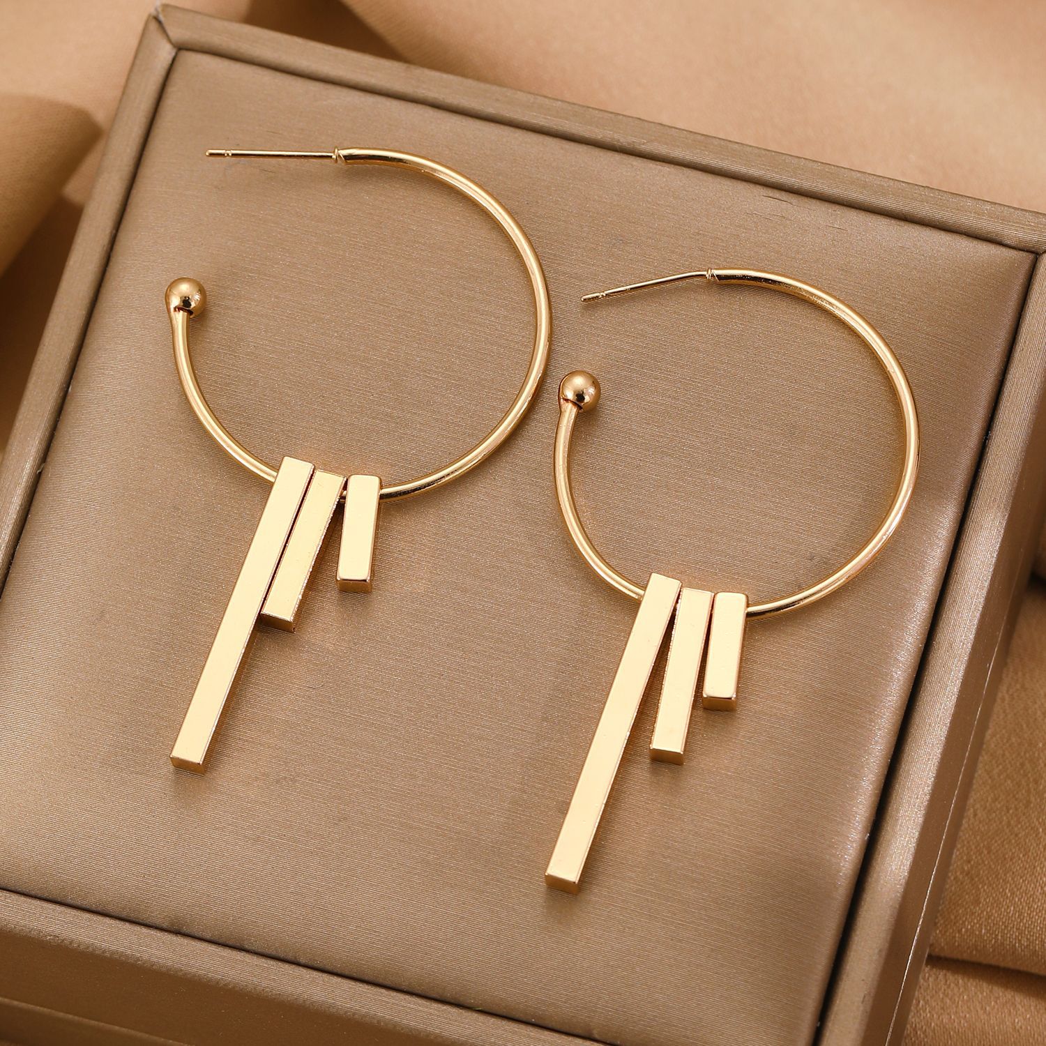 New fashionable pendant earrings from Europe and America are elegant for women. These earrings can make the face slimmer and are easy to match with exaggerated autumn and winter popular earrings Specification drawing