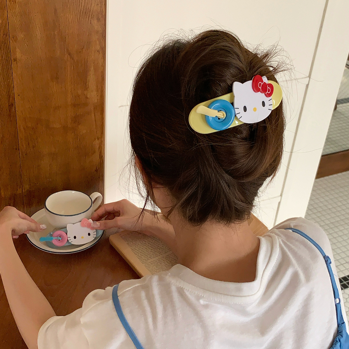 Color-blocking KT cat button hair clip, side clip, Korean duckbill clip, half bun hair clip, cute dopamine hair accessory Application Scenario