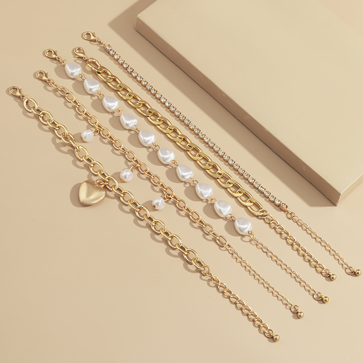European and American cross-border jewelry, irregular-shaped imitation pearl, retro Baroque bracelet, feminine charm, micro-inlaid heart set bracelet Application Scenario
