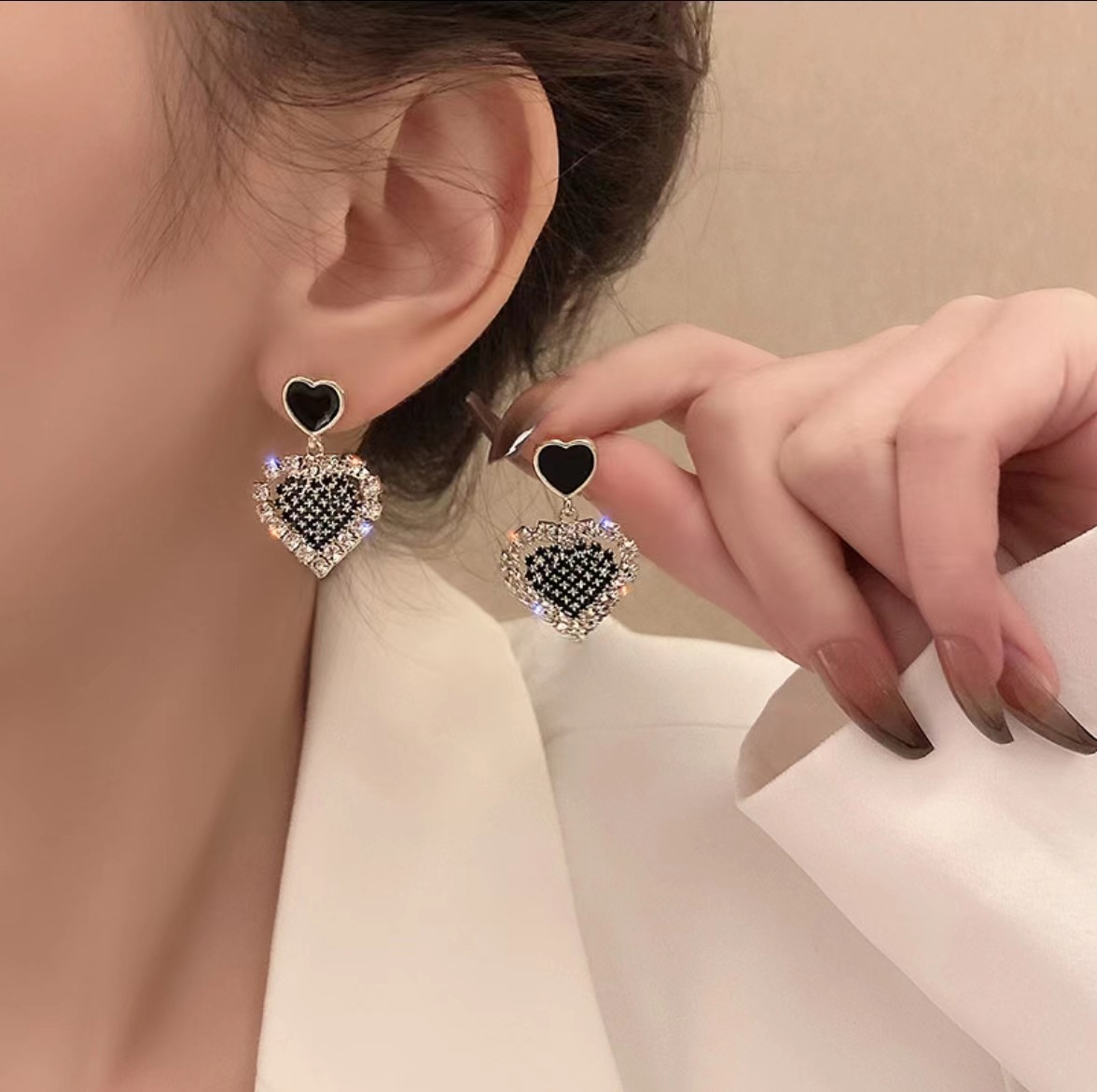 The 2025 new trendy sparkling diamond heart-shaped stud earrings are a niche design for women, stylish and versatile, and are popular online celebrity earrings and earrings details Picture